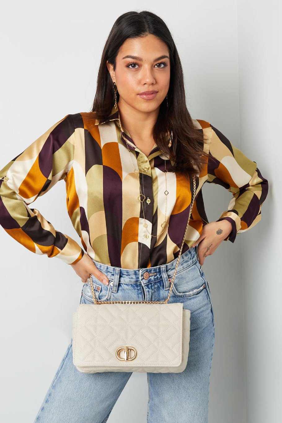 Tasche mit Nähten und Golddetail Koralle Polyurethan Bild2